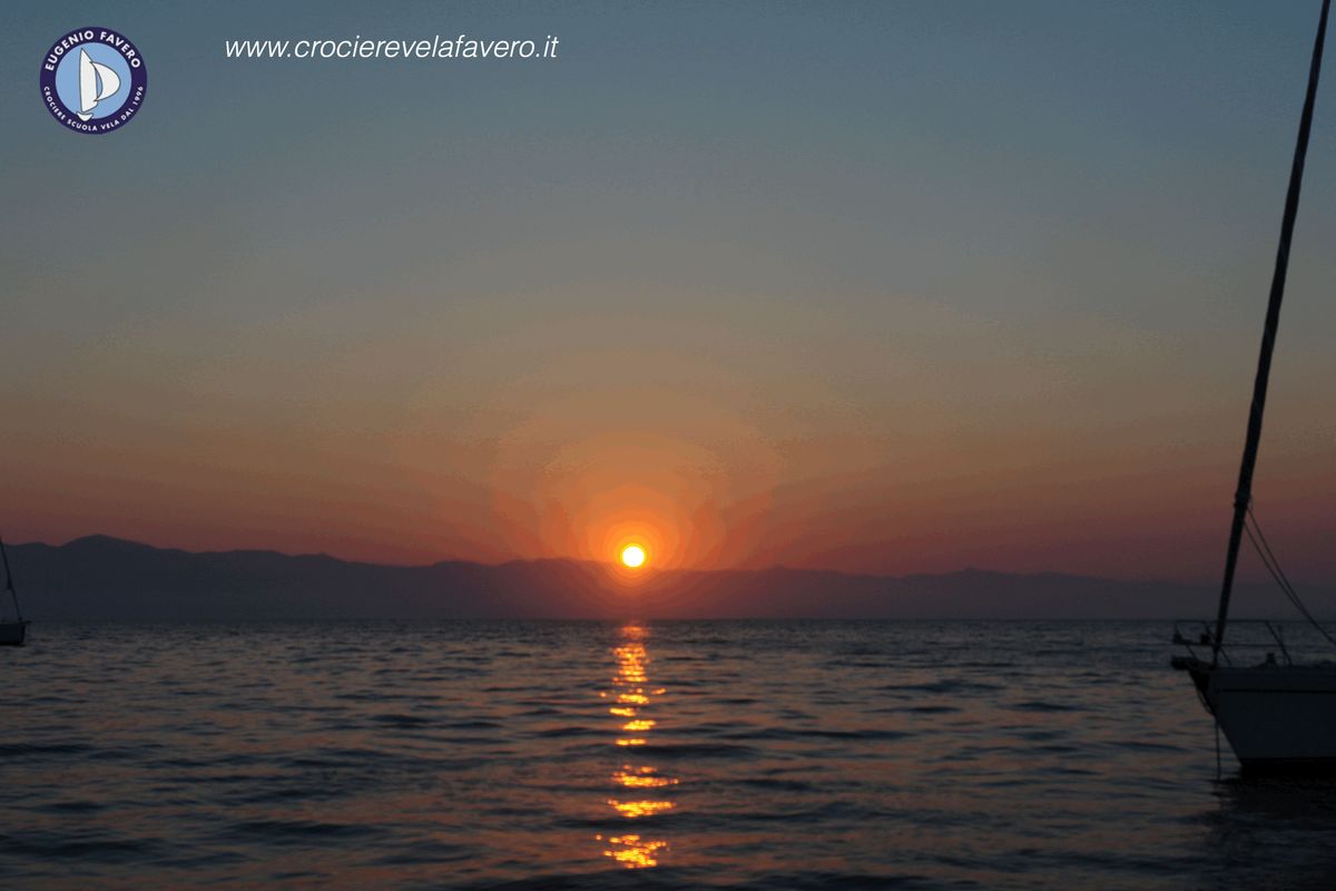 barca a vela grecia al tramonto